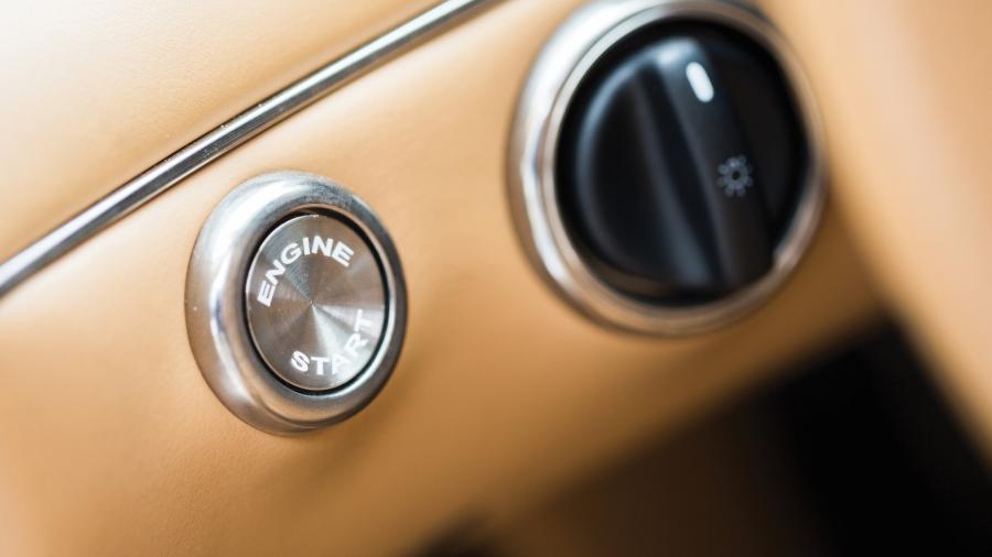 Детали интерьера Saleen S7 2004 года  (фото 8 из 27)